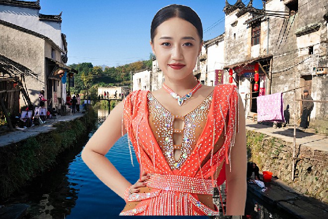 就在这时候，旁边传来一声车胎摩擦在地面的刺耳尖叫