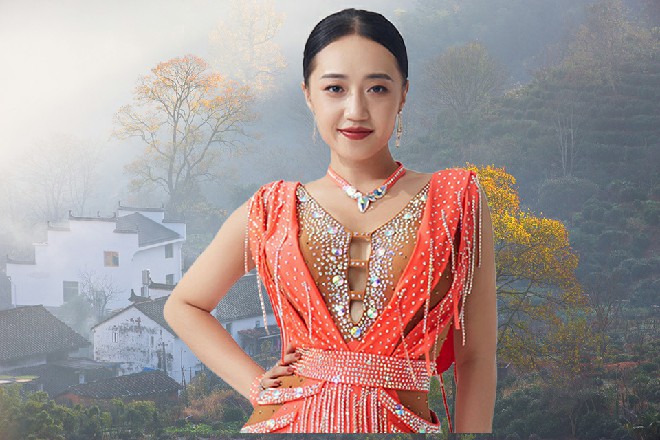 虽然模样酷似，但红色妖姬还是一眼看出，她不是自己的女人