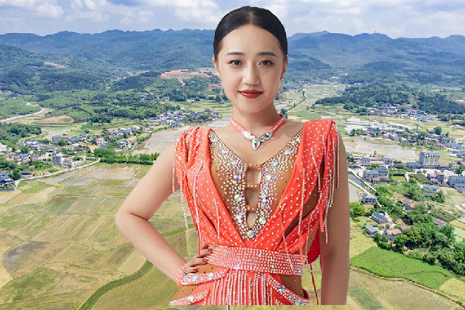 男子疑惑地看着面前这个俏生生的小美女，对她陌生的很