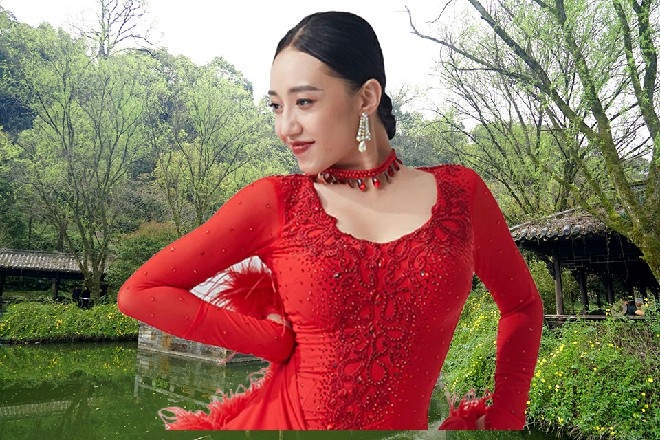 苗小萌滑行了十多分钟，最后在一栋建筑物面前停了下来