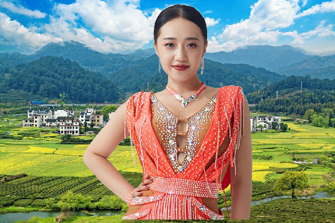 伊轩一甩手，拍在那气劲上，直接把这团气劲给扇飞了