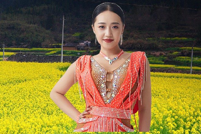 奥米伽三世很自信地坐在那里，看着落下来的这些人类英雄