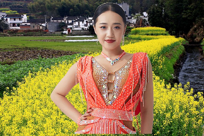他的双掌封住了伊轩的双掌，但伊轩还有六只明王手臂