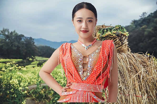 红色妖姬不断接近无上剑尊，已经到了四把防守型宝剑的面前