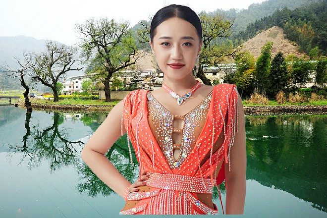 但那水球轻松破开了五道太极图，然后轰在了红色妖姬的身前