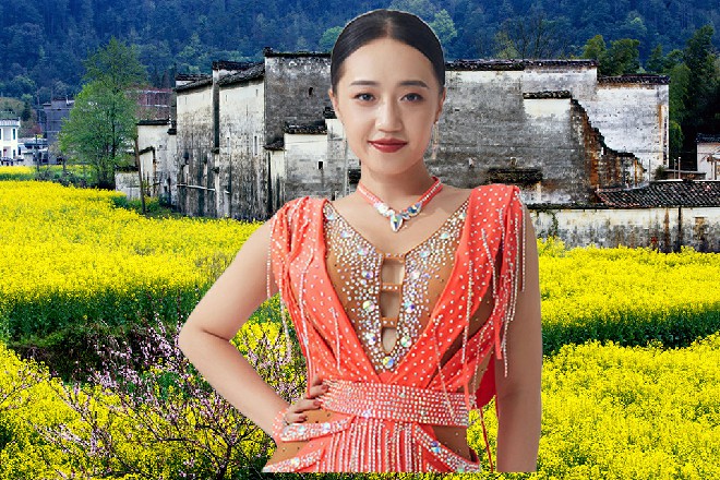 乌拉尔神根本不在意，他任凭那巨刃砍在了自己的身上
