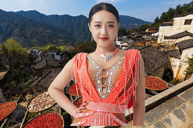 这身衣服是罗莉买给他的，若依靠在铁栏杆上，面带笑容