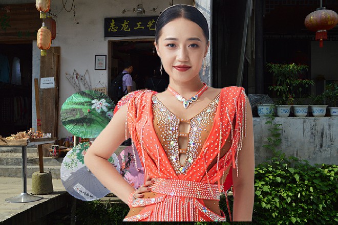 看到如此貌美如花的女人，皮尔斯也不得多看了两眼