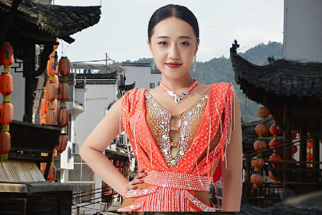 红色妖姬感慨了一下，然后目光继续落在那叫露露的美妞身上