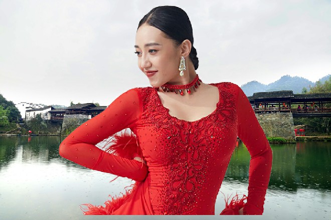 若依虽然有些于心不忍，但自己总不能就这样出去见人吧
