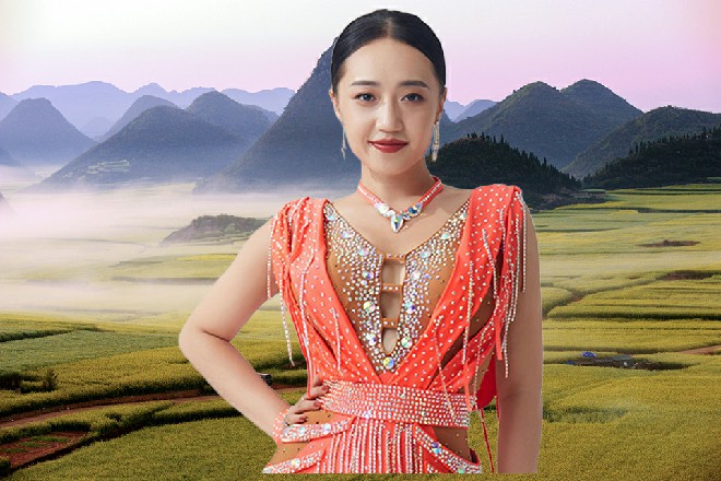 伊轩跳到后面没有被破坏的擂台上，缓缓吐出一口浊气