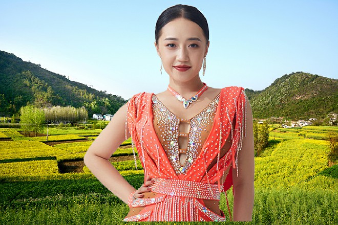 苏曼s吐了一口烟雾，然后看着王玥，眼中有一种说不出的东西