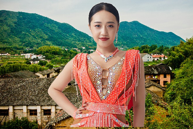 他身体已经消失了很多，跪在地上，眼中充满了不甘心