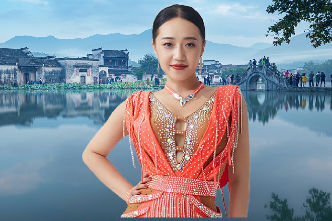 红色妖姬站起身来，那把黑枪又变回了手镯，带在他的手腕上面