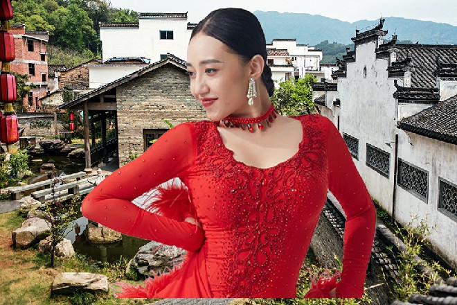 若依靠着长剑插在地面里面，硬是抗住了龙吸水的吸扯力
