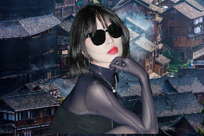 王庄吃了一惊，而他已经双手空空地落到了诺曦S身前