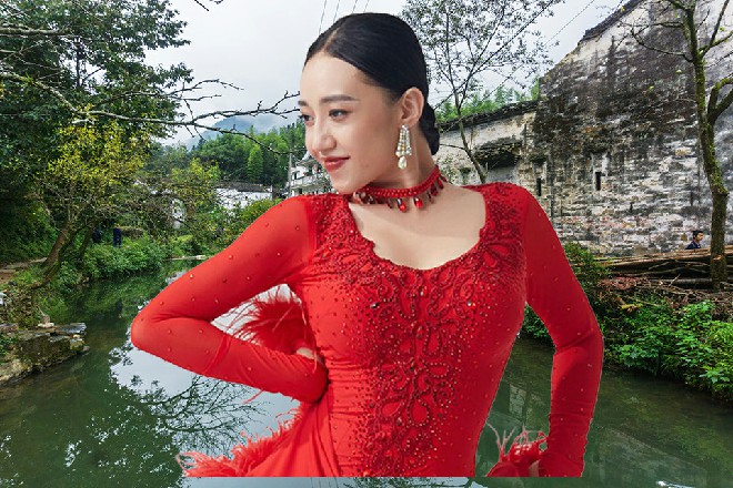 红色妖姬一共八只手臂，外加两条腿，不断抵挡着三个人的攻击