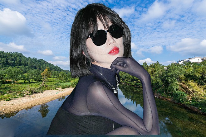 那女子一头紫色的长发，相貌清秀，但带着一种魅惑