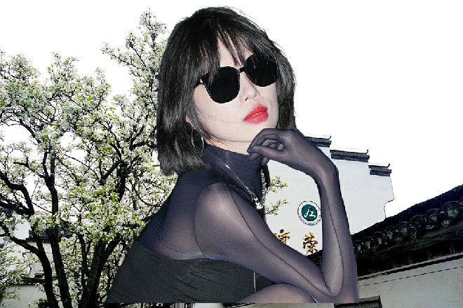 船夫心里也松了口气，能有这样的美女同船，他自然乐得开心
