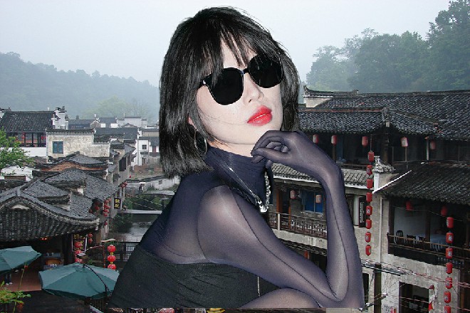 擂台微微往下一沉，可见龙面人这一掌的力量有多大