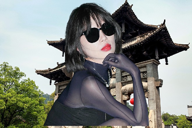 苏曼s没有回答，而是直接抬起手，对着四周的角落打了几枪