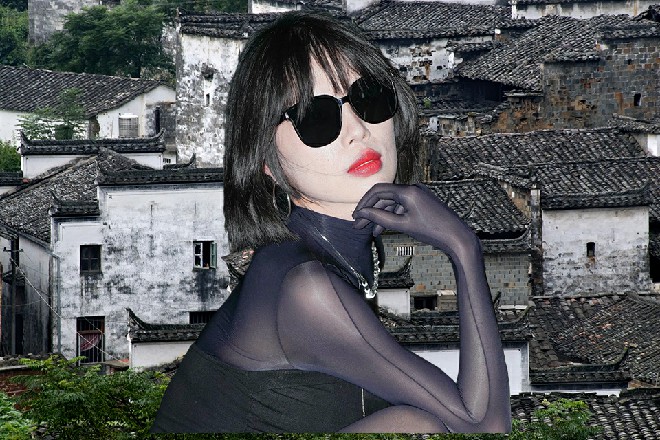 而这时候，外面的一个办公桌前，陈晓夜正在亲自伺候苏曼s