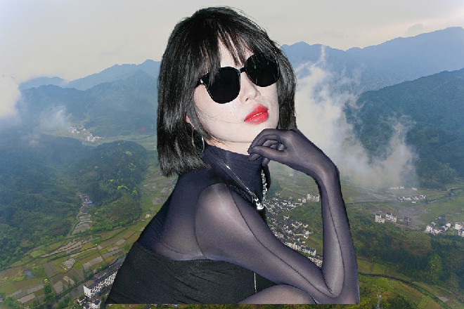王玥赶忙要阻拦，女警察却不乐意了，直接伸手夺过了酒杯