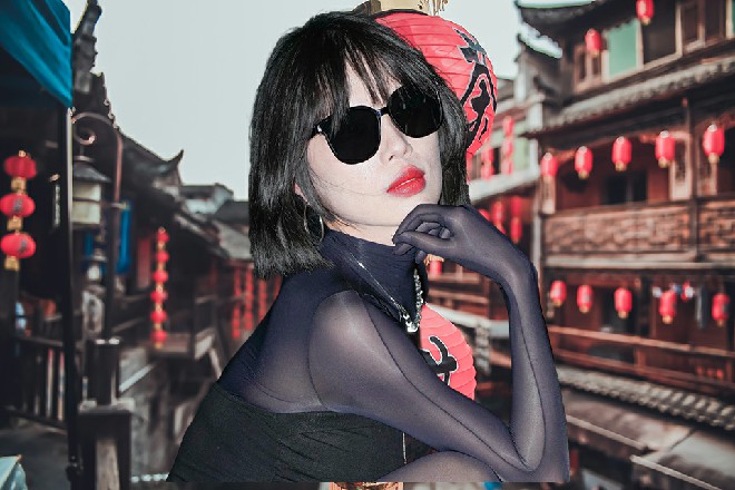 很快，一把加特林被他拎在手中，这可是真正的加特林