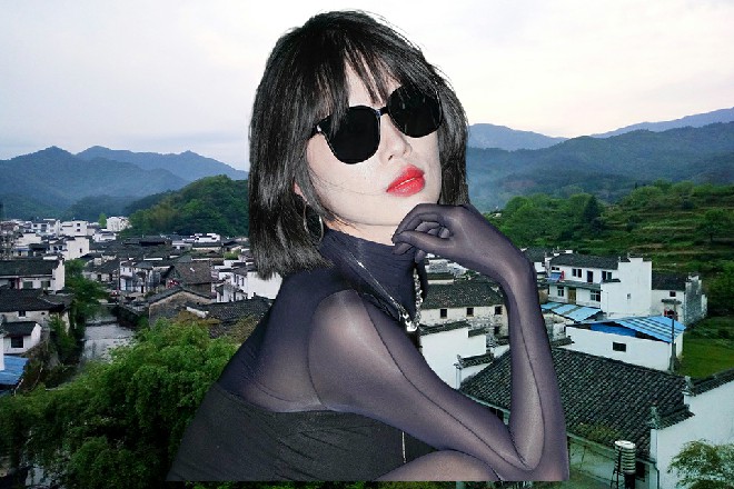 他高举双手，直接用自己的两只手掌撑住了那黑熊的爪子