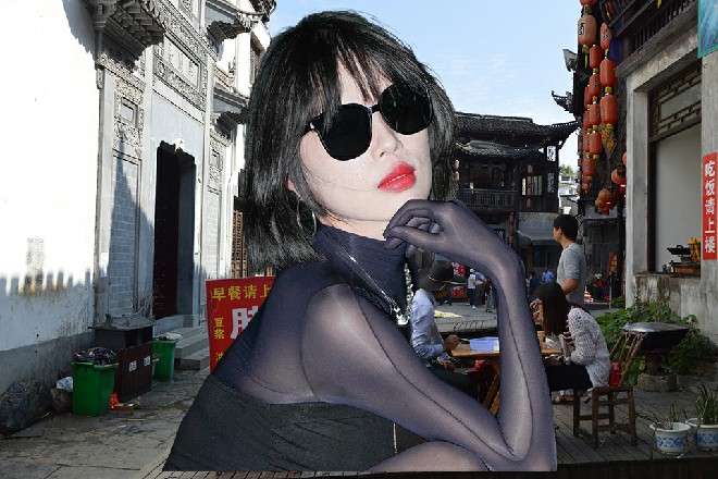 众人又在城堡里享受过了晚宴，随后若依才带着罗芙离开