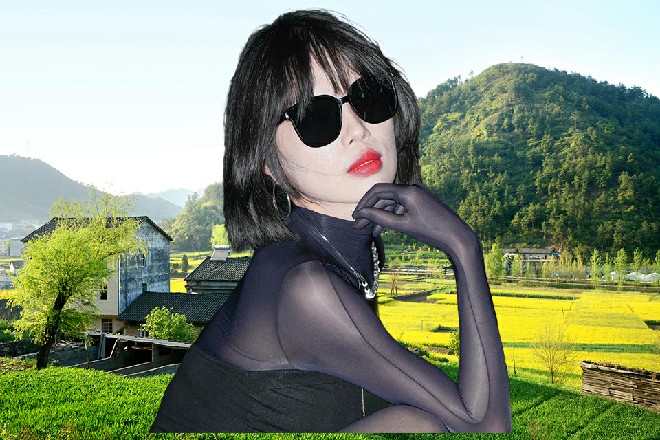 诺曦S不解地看着这个女人，而她的模样正在慢慢清晰