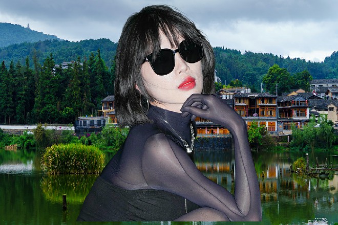 就在这时候，女恶魔忽然飞了出来，漂浮在伊轩的面前