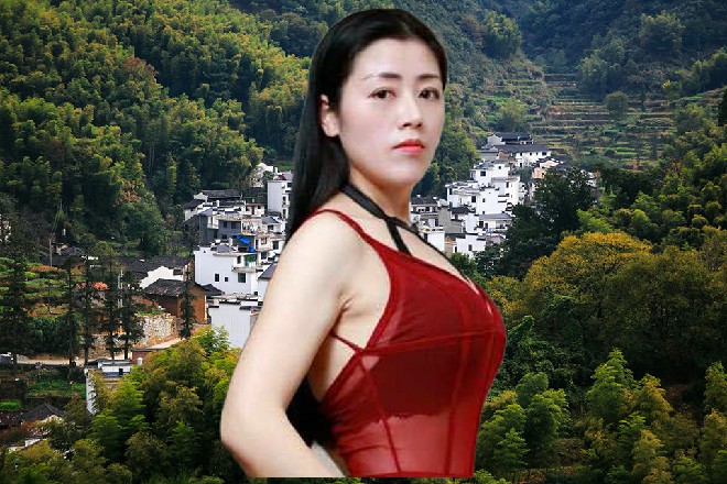 司机也没看到车上多了个人，而红色妖姬一翻身，落到卡车顶上