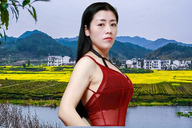 陈佳音听到了伊轩的声音，她抬起头来，看了伊轩一眼