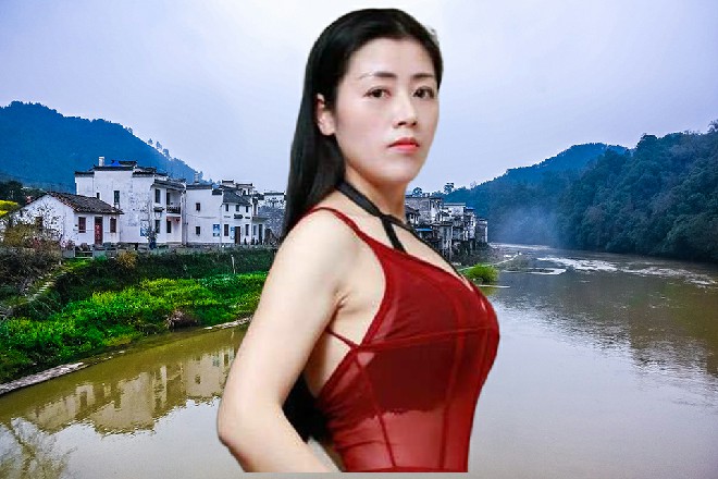 伊轩一边用雨伞挡住暗器，一边还要阻挡公孙雕的飞刀
