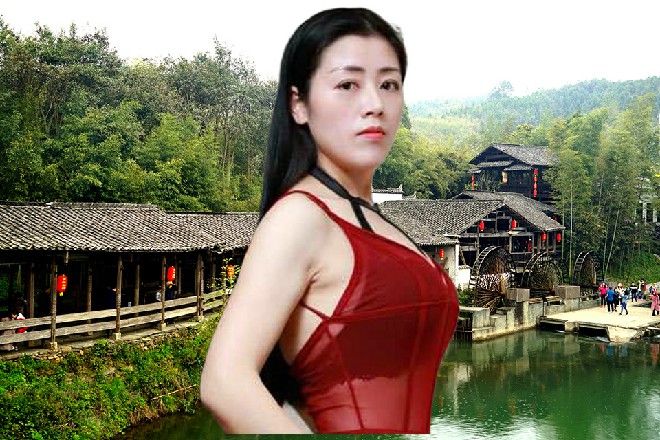 而红色妖姬站在外面，伸手推了推门，发现门被紧锁，于是笑了