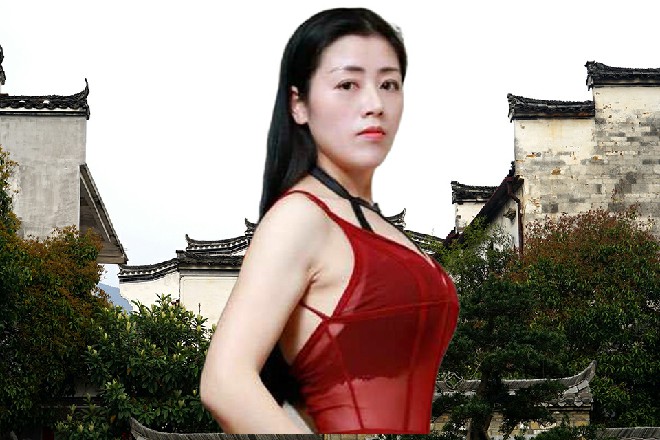 罗莉摘掉头盔，放开一头火红的长发，冷冷地注视着陈虎
