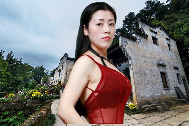 伊轩把话题岔开，让众人继续把注意力放在了擂台上面