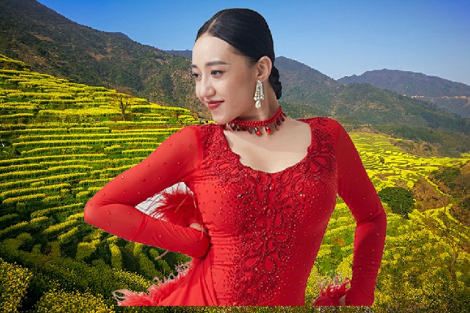 罗莉连忙说道：你当你是大力神啊，还想一个人拎起我的车