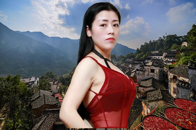 若依压低了狗皮帽子，拄着扫帚，站在人群中，看着热闹