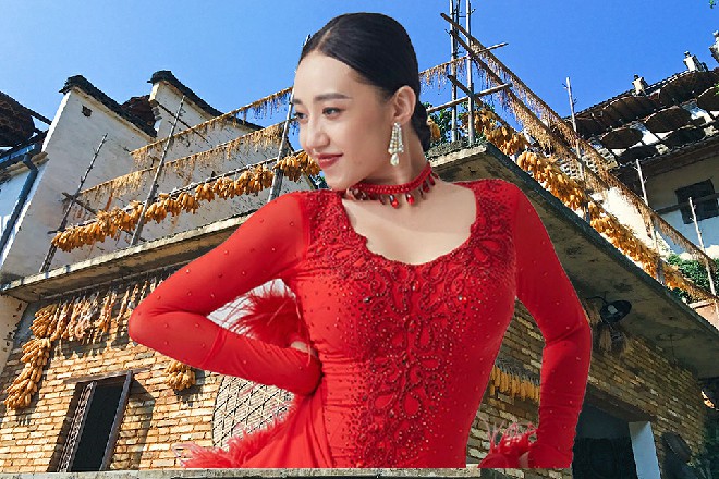 他进来只看到了陈佳音，却没看到红色妖姬，整个人直接炸庙了