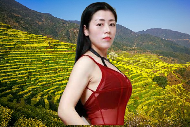 红色妖姬还是保持着虎人的姿态，毕竟他还不想完全暴露自己