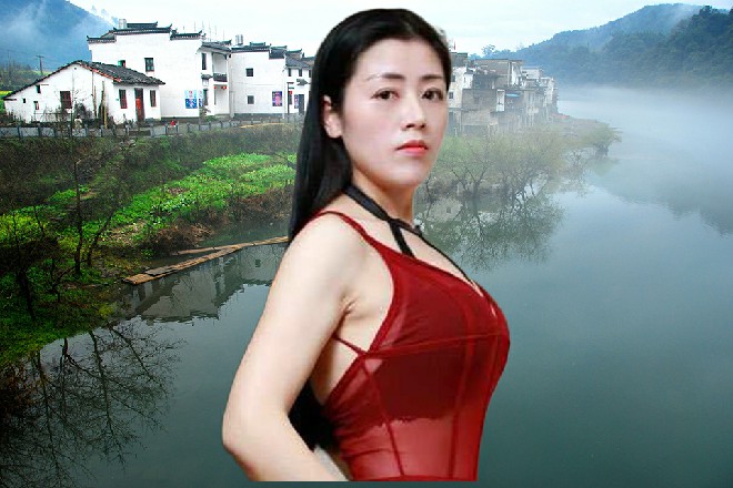 现在左手盾，右手枪，这董晴整个人如同斯巴达女战士一般