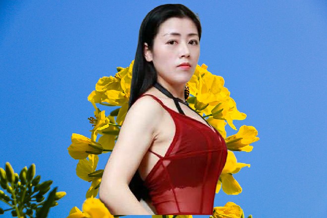 009眉毛深深地皱了起来，这个情况，他倒是没有想到