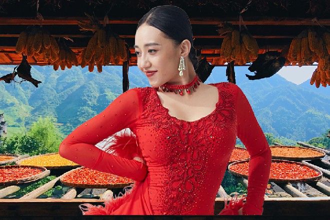 这五厘米厚的实木桌面，直接被王安麒这一掌给打穿了