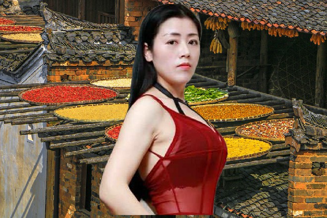 张大拿拎着胶皮棍，分开人群，带着几个保安走了过来
