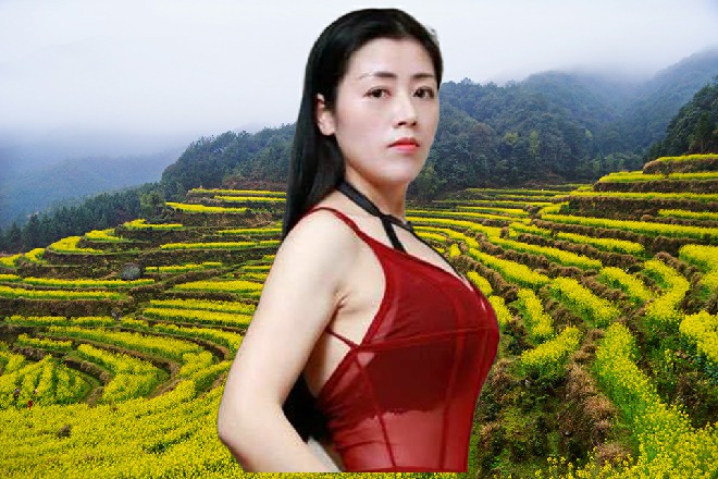 诺曦S落回到水中，直接从下面一掌打在潜水艇的底部