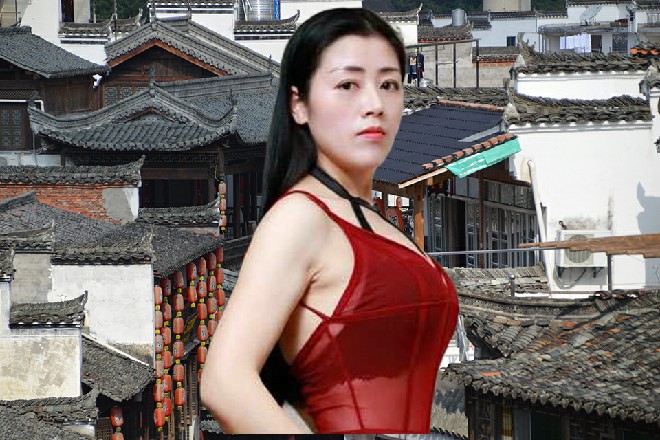 瓜爷的手也被崩的鲜血淋淋，他惨叫着，捂着手跪了下来