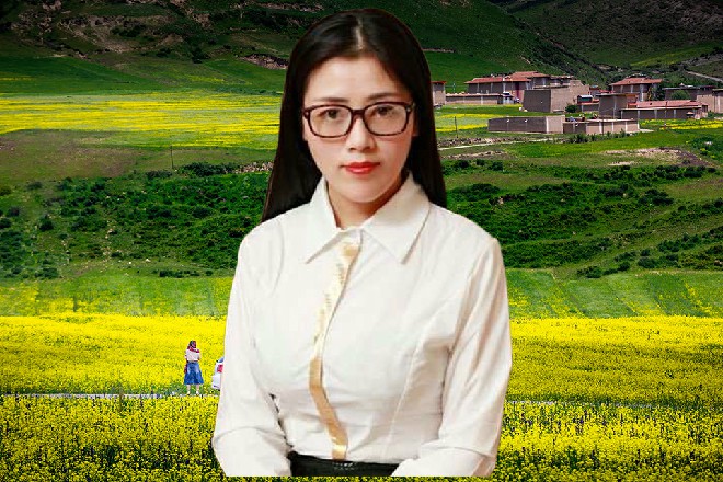 说着，他跳到了红色妖姬的身前，一掌向着红色妖姬的脑袋扣了过来