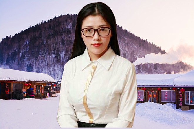 红色妖姬的双眼都流露出了两股金色的光芒，仿佛探照灯一般